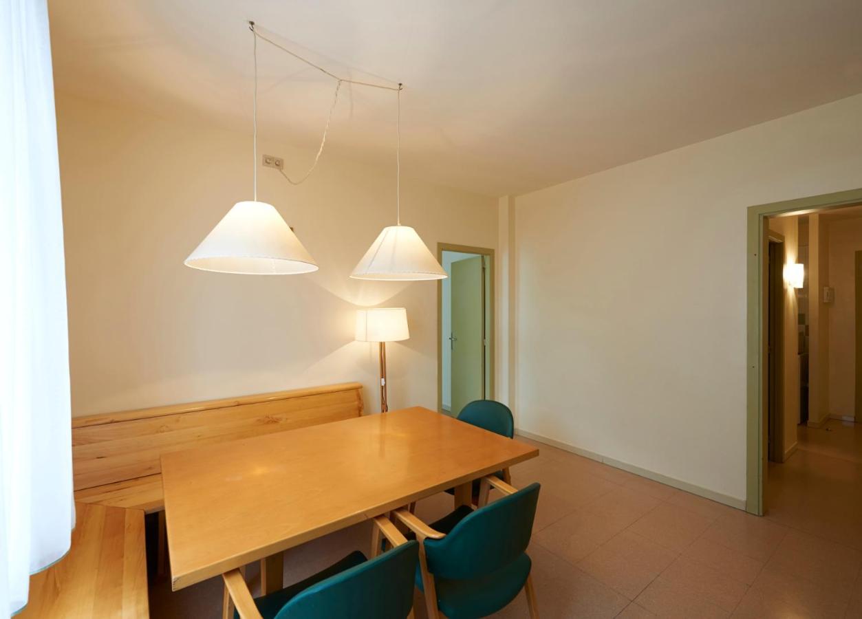 Apartamentos Montserrat Abat Marcet Exteriör bild