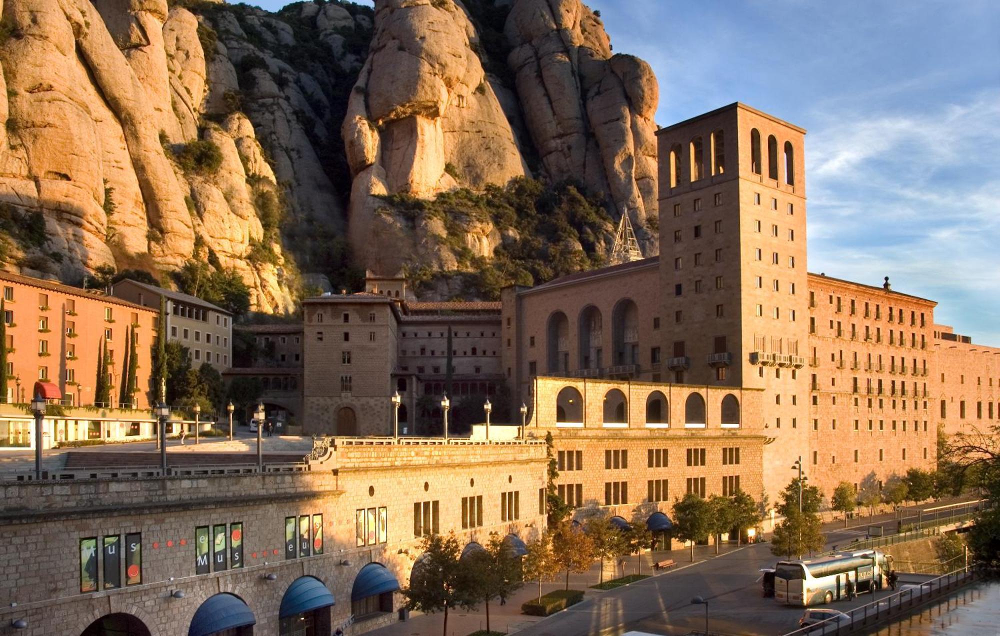 Apartamentos Montserrat Abat Marcet Exteriör bild